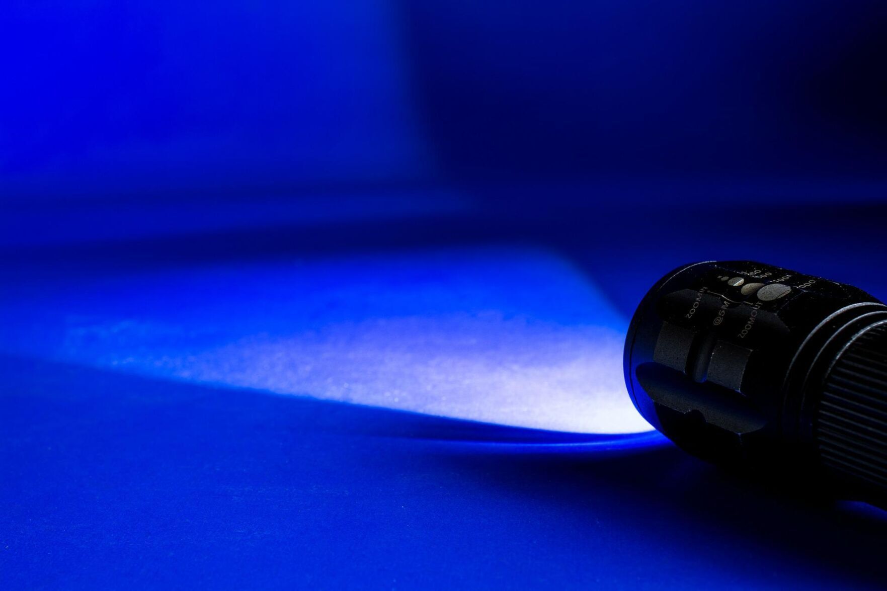 Faites briller une lampe de poche sur des objets étrangement placés